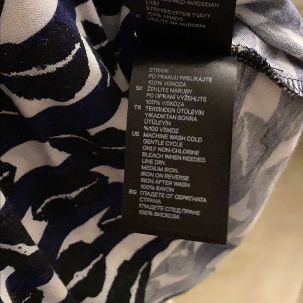 H&M+ Blue and Black Lips Top - Picture 5 of 5